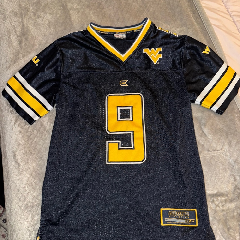 Youth (16-18) large boys West Virginia Jersey! In great condition.